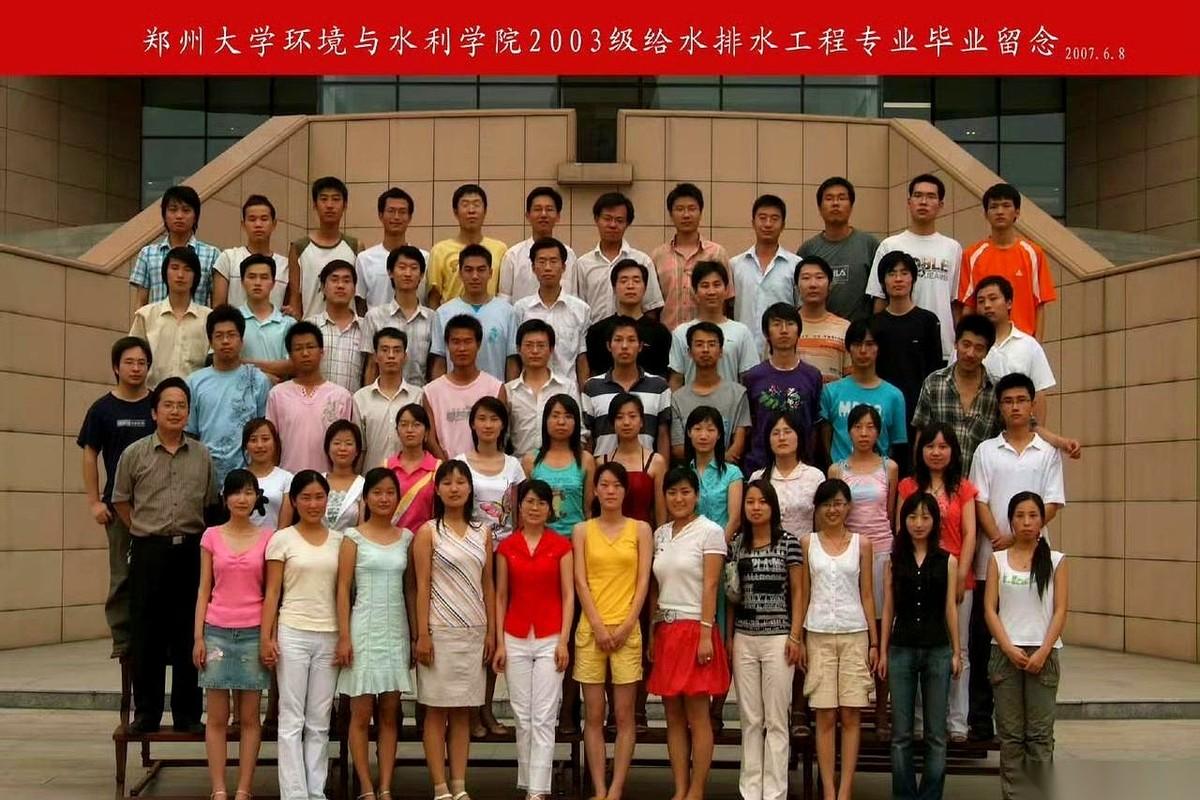 谁能想到，现在这个把高考志愿搅得天翻地覆的张雪峰，当年竟是这么个清瘦的精神小伙？