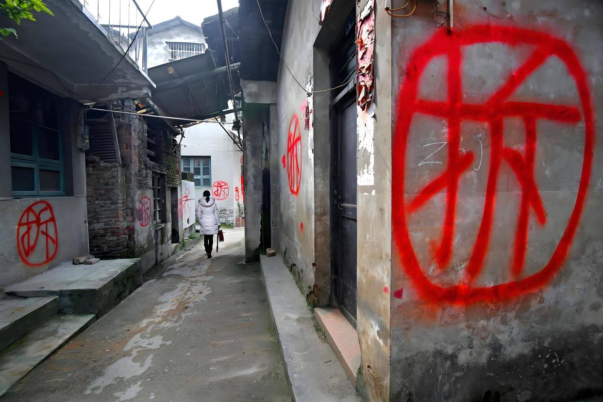 拆迁潮重启！中央定调5类房优先拆，你家在列吗？看懂这波财富流向，别错过翻身机会！