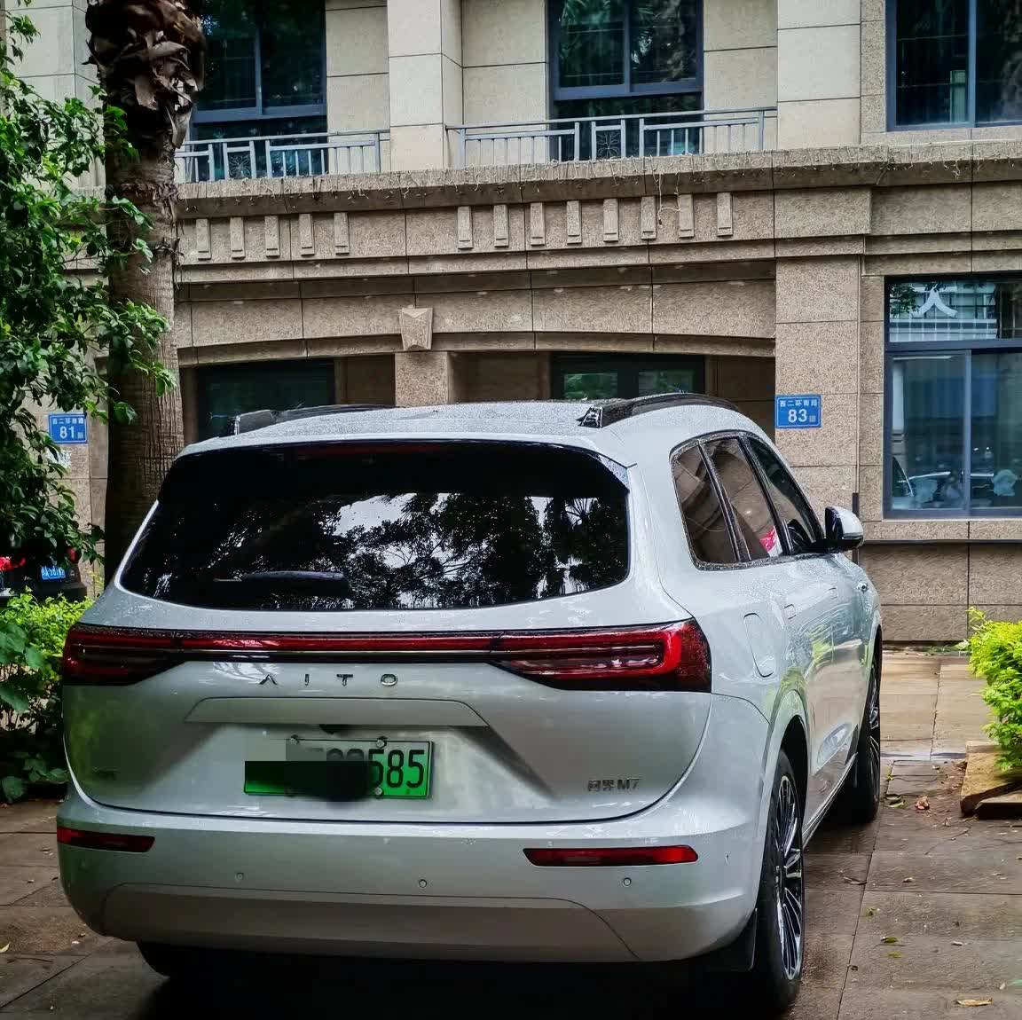 路遇多辆问界、智界电车最近小区周边看到的问界车越来越多了，M9最多。前天居然