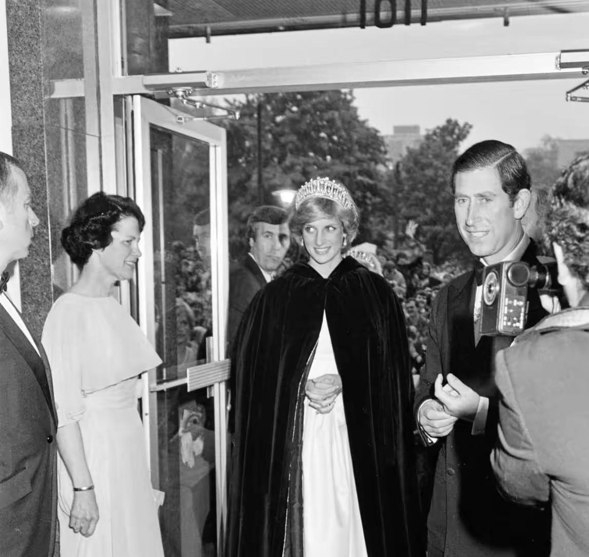 为何查尔斯，会忧心戴安娜的人气？两个原因！一是担心她的风头正盛，硬生生抢走了