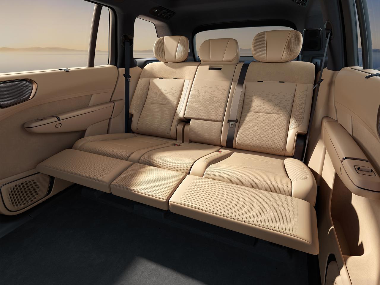 随着领克900大五座官图的揭晓，一款基于百亿级大型电混车专属架构SPAEvo打