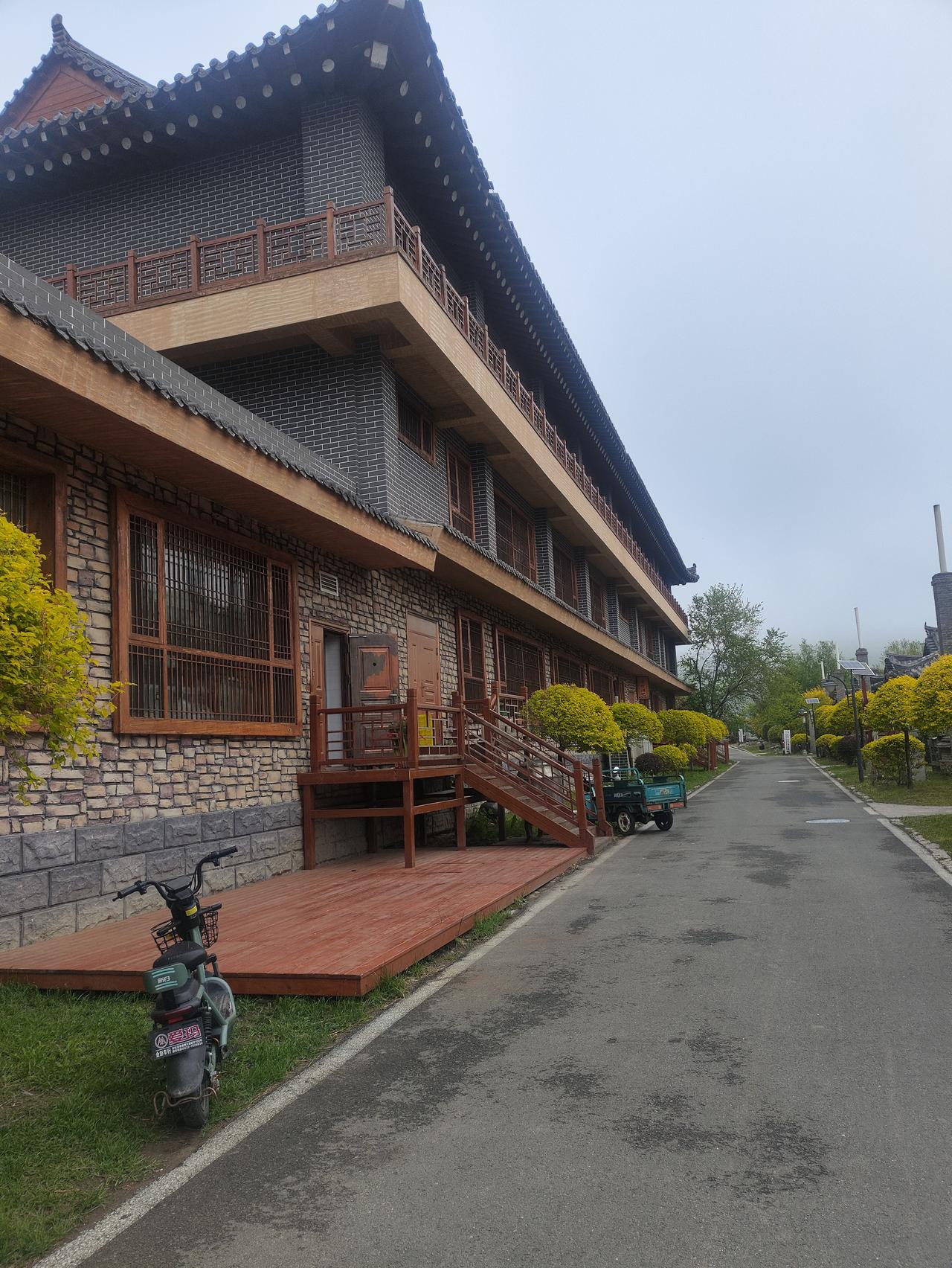 企业和体制内工作的人退休以后差别不是一般的大，我和老公都是80年代的大专生，我当