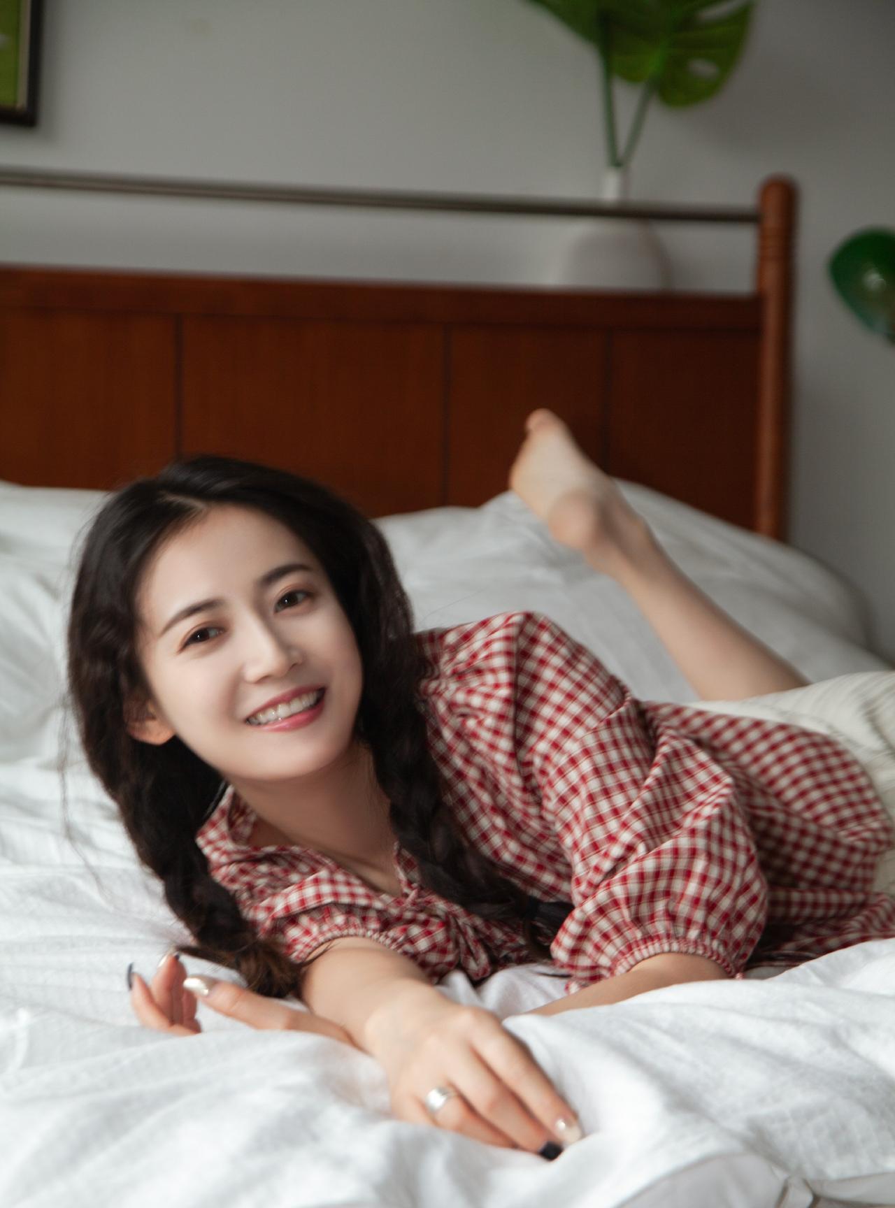陈钰琪室内写真释出，慵懒惬意又妩媚动人