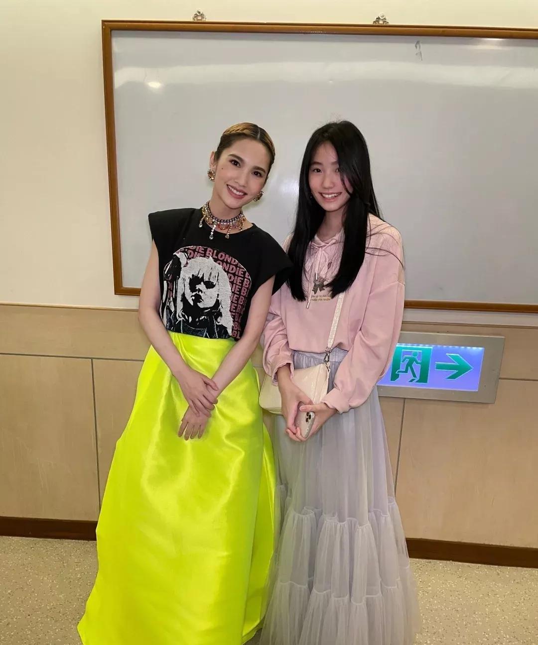 小s二女儿lily12岁与杨丞琳合照，此时已经是小美女了[爱心]
