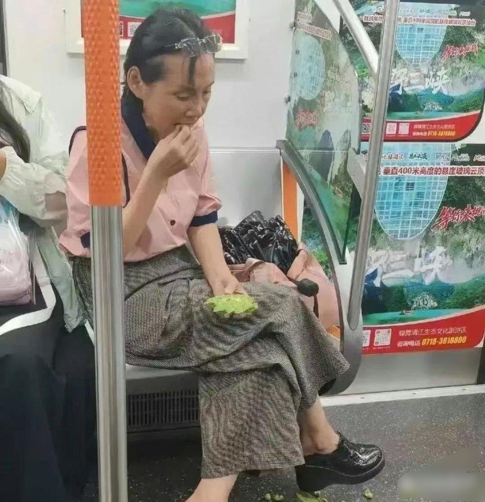 她是怎么做到这么淡定，脸不红的呢?