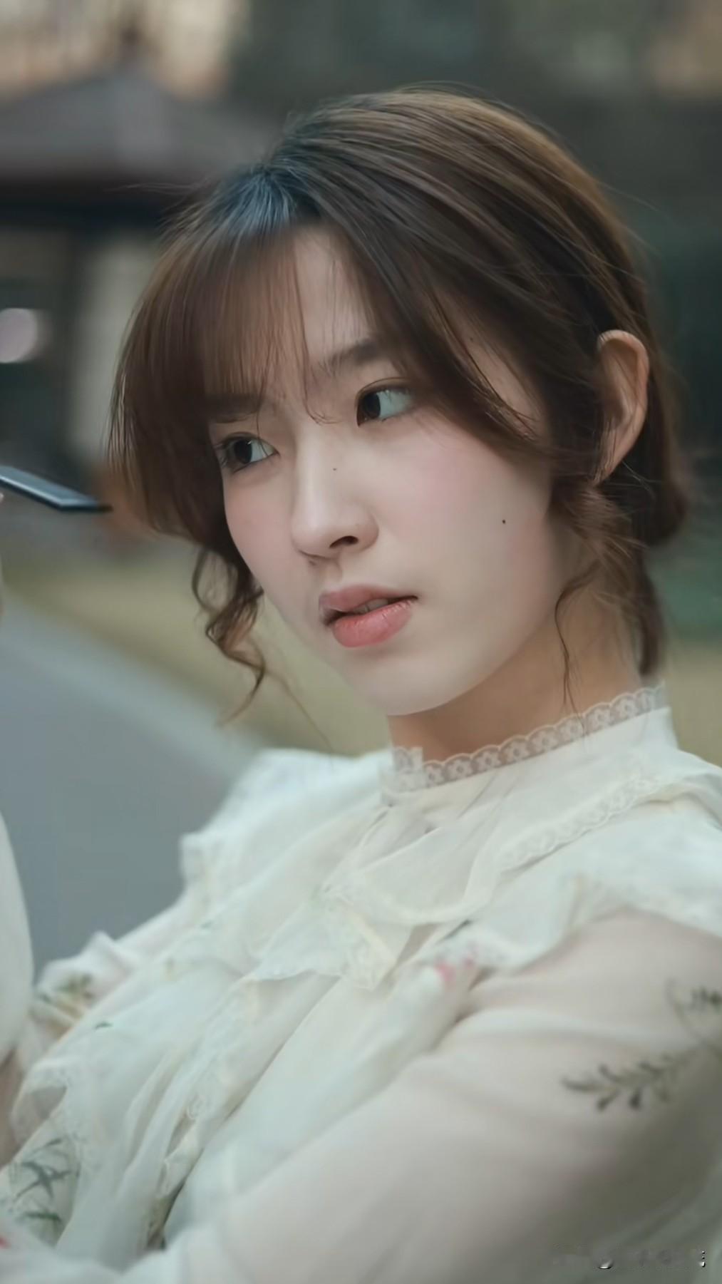 这样的素颜，未免也太有杀伤力了，光一个眼神就能秒杀四方素颜