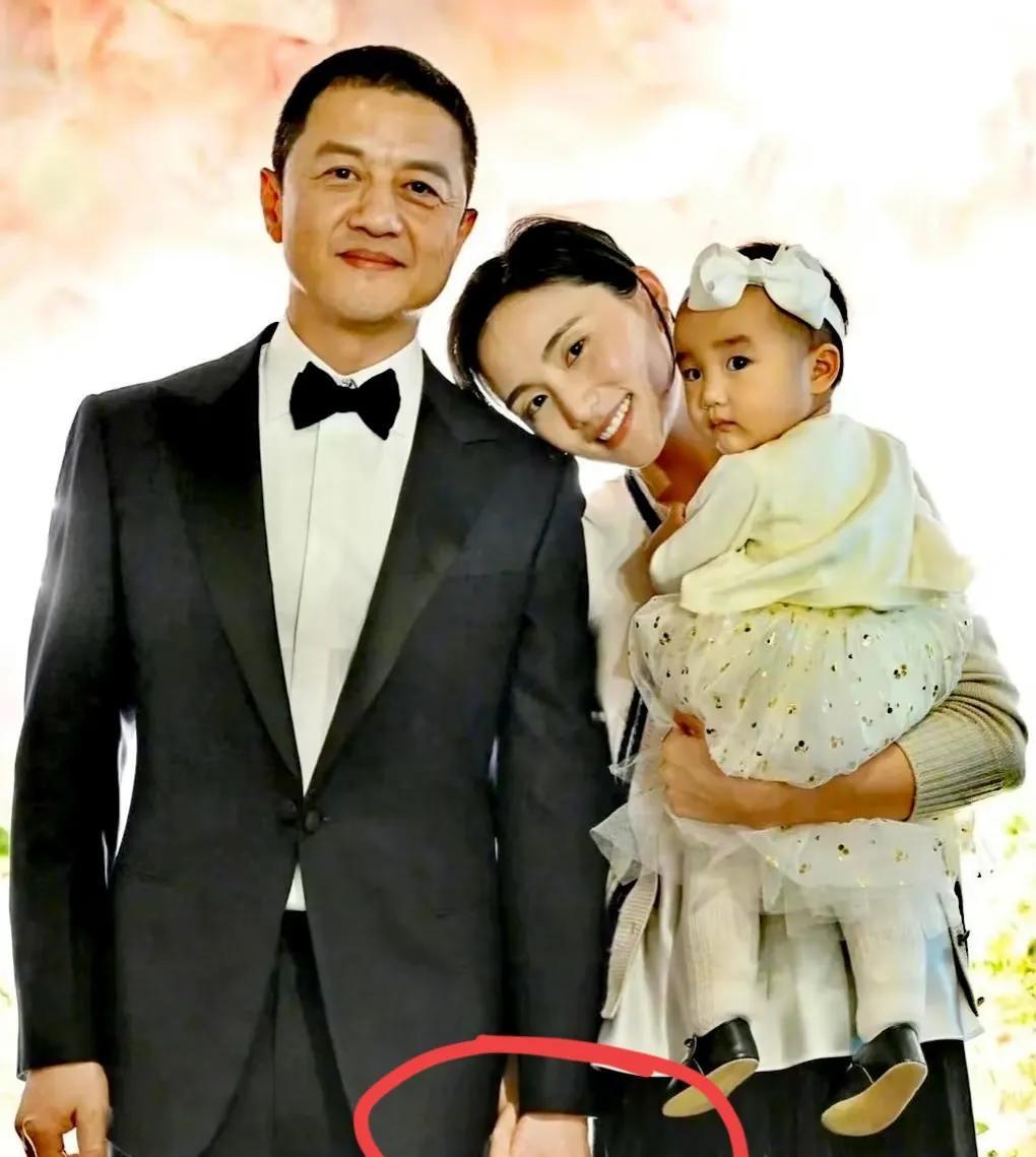 娶妻当娶贤，李亚鹏的妻子海哈金喜真的是个好老婆。知道李亚鹏出差忙，没时间照顾