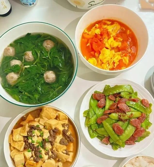 亲戚特别有钱有能力，他老婆也很漂亮，因为男的工作应酬比较多，很少照看家里，他老婆