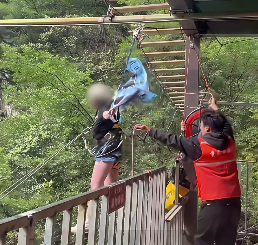 不是绳子断了，也不是游客头上绳子脱落，根本原因是她的安全座椅卡扣没扣紧。视