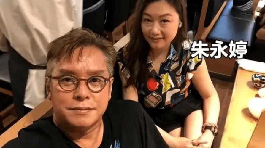 丁克的谭咏麟突然对妻子杨洁薇说；“我把十亿家产都给你，我要让儿子回家，“妻子纳闷