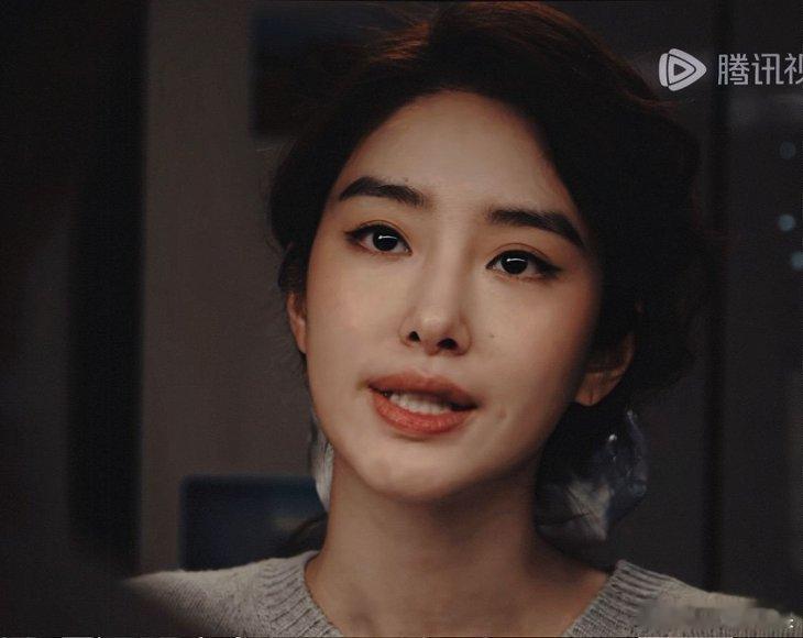 因为小三好看不让女儿好看妈妈自己被漂亮女人伤过，就死死限制女儿变美，涂个指甲油都