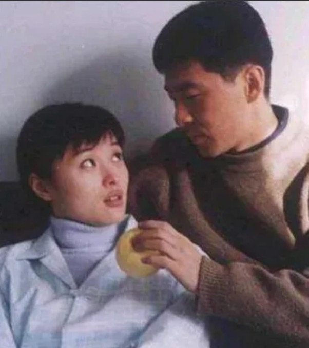 2005年，35岁的陈建斌抛弃同居5年的吴越，只留下一封决绝的分手信，吴越苦苦挽