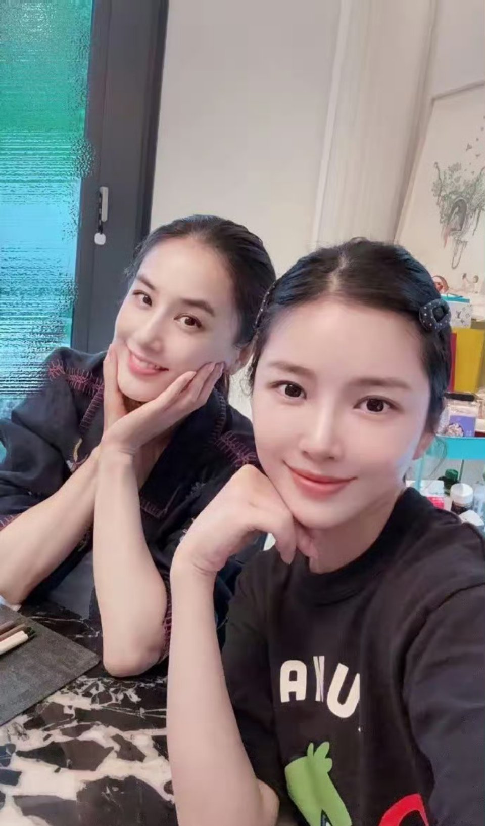 杜淳老婆晒与黄圣依合照，42岁圣依好显小，俩辣妈素颜同框太美了！！！​​​​