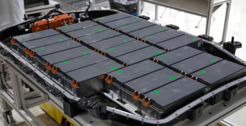 你手里那台开了五六年的新能源车，电池还值多少钱？告诉你，有人出价比4S店高15%