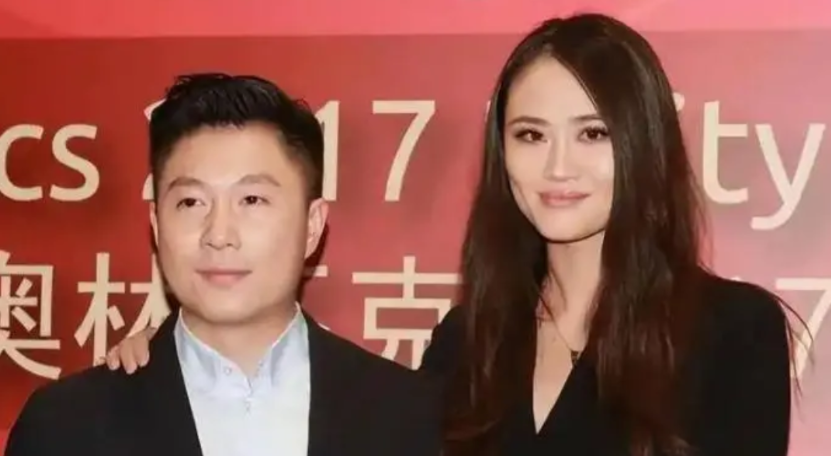 “我不喜欢中国！”2015年，奥运冠军李小鹏5年前带妻子回国捞钱，谁料妻子直言不