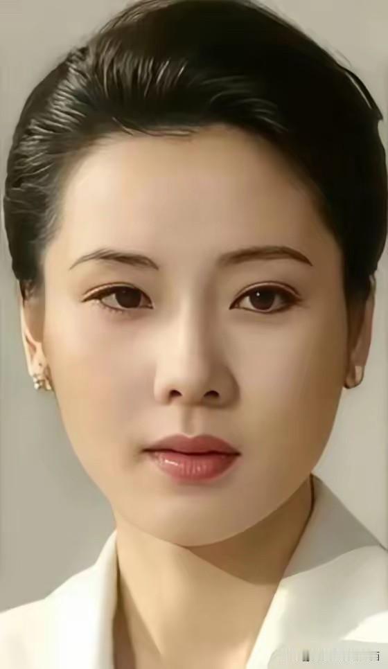 她太美了，比年轻时候的陶慧敏要漂亮，是典型的江南美女，天生丽质，国色天香。柳
