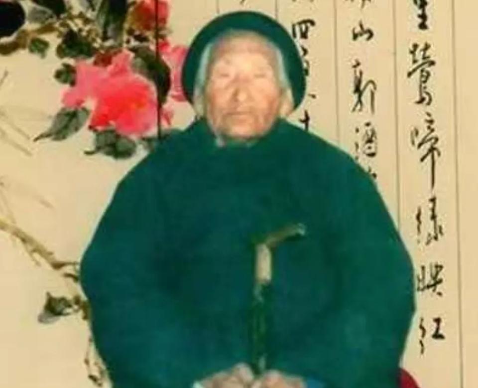 1941年，一位老妇人请“汉奸”侄子吃饭，突然压低声音道“孩子，给我弄300发子