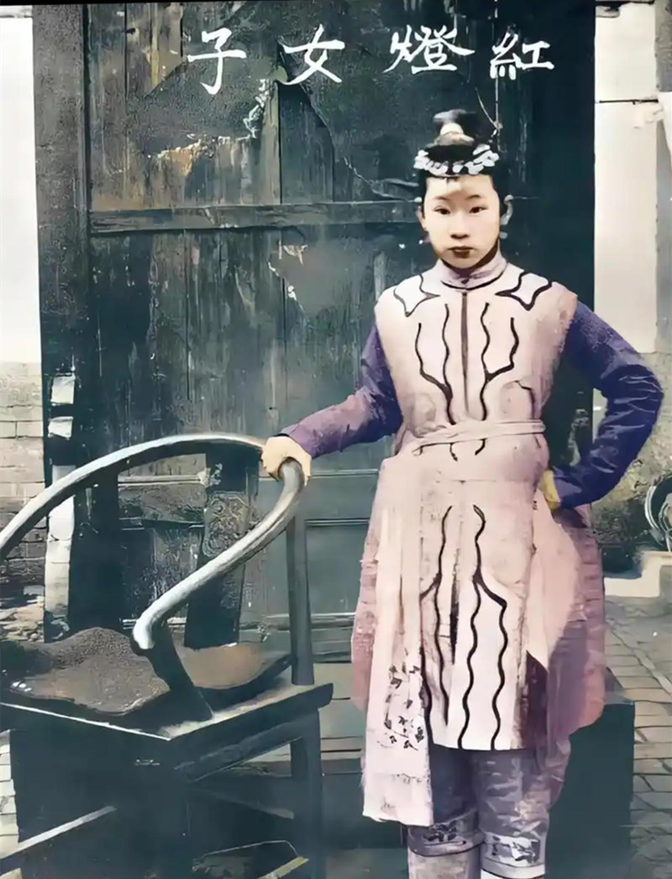 1900年，“黄莲圣母”不幸被八国联军抓获，联军对她所谓的“法术”充满好奇，对她
