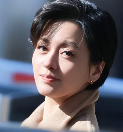 最近梁咏琪现身北京，她这回搭配的很时尚，看起来也非常的迷人。梁咏琪里面穿米色