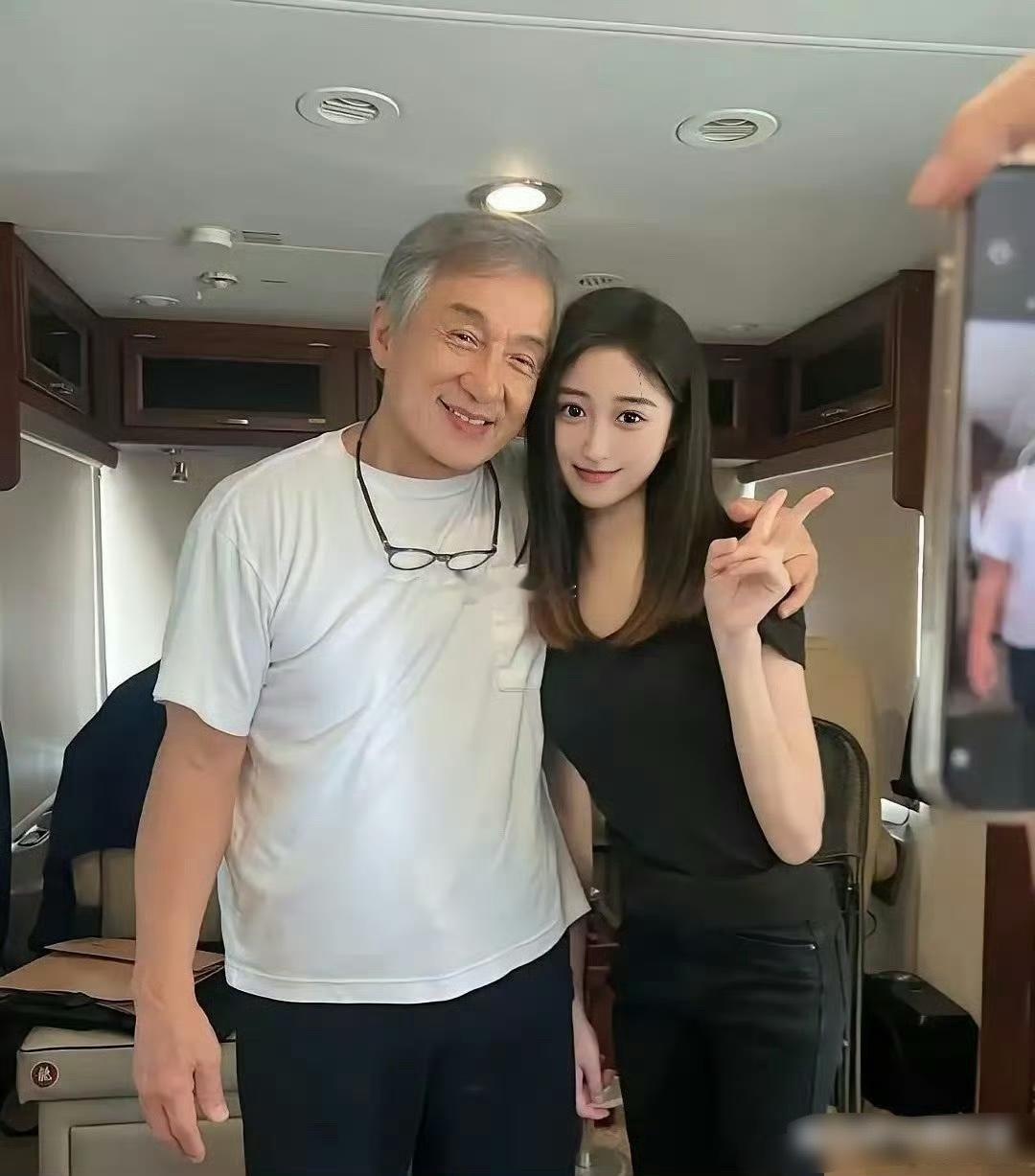 这是成龙女儿吗，看起来很漂亮