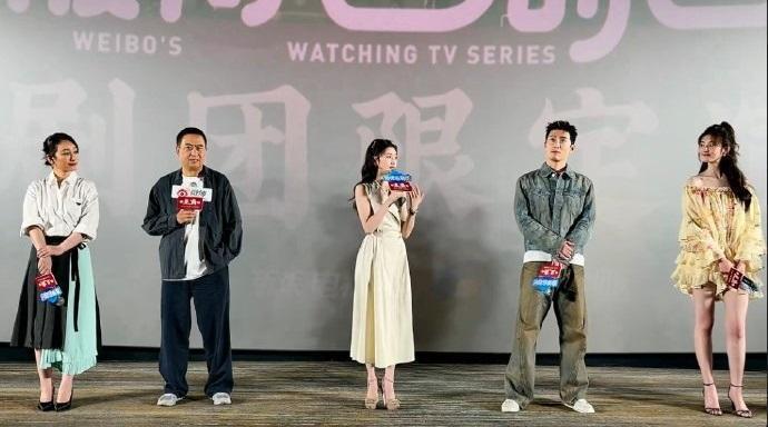 今天秦海璐和刘浩存还有张嘉译一起出席宣传活动，秦海璐这次搭配的非常显年轻，看上去