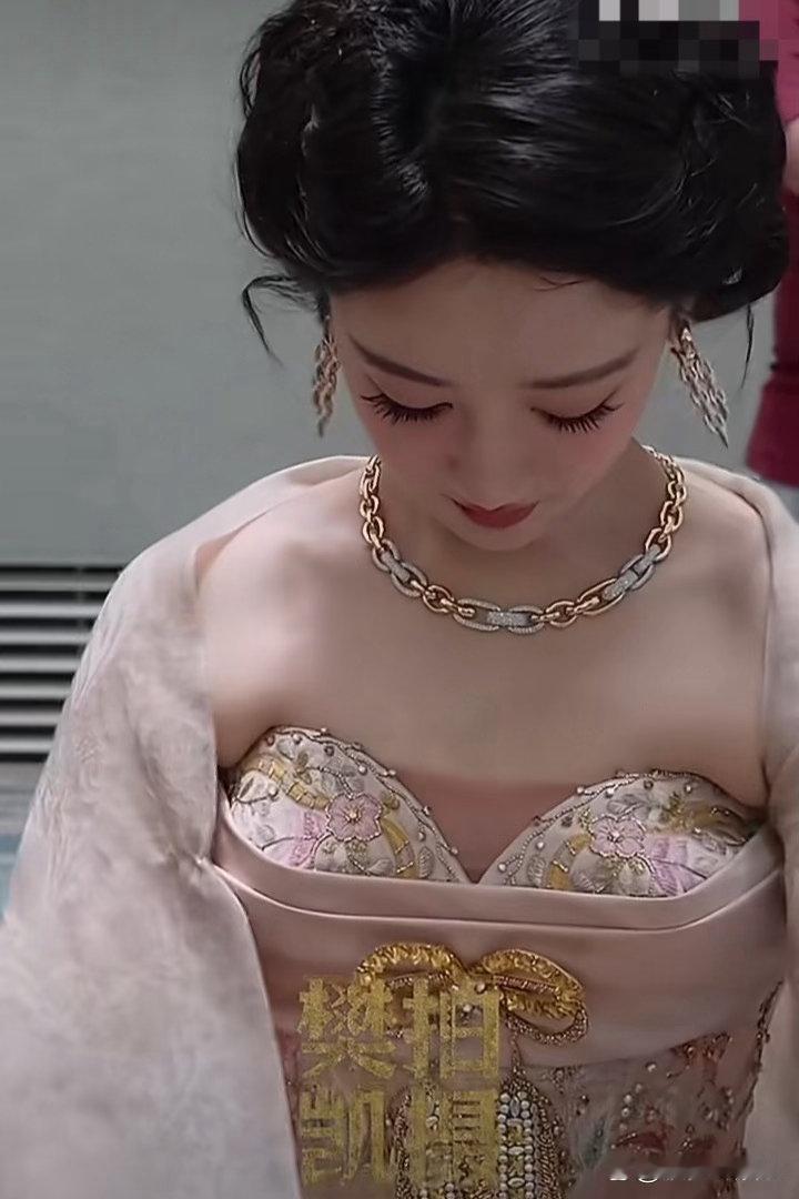这衣服设计对于女明星来讲太不科学了，看起来也太不舒服了