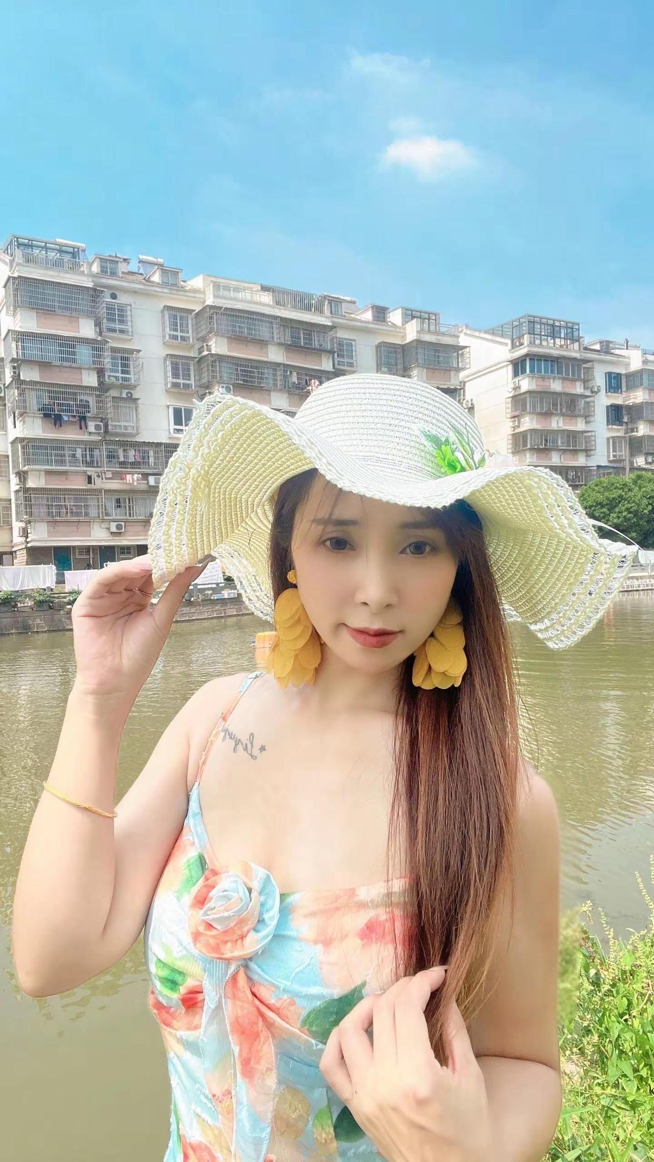 褪去年少的莽撞天真，如今待人依旧真诚，只是多了几分分寸，懂得筛选身边的人与感情。