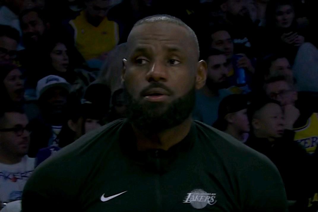 老詹刷爆助攻怎么看？百思不得其解：为啥那么多人黑老詹，久久没打比赛了，复出的