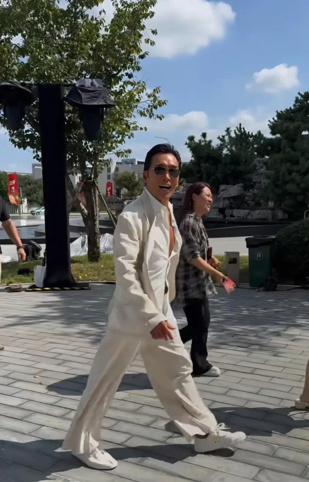 原来真的有人越老越帅气啊！浩南哥现身衢州，他个子很高，梳着大背头，戴着墨镜，一