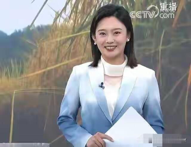 央视的选人标准眼光可真高呀，照片中她穿一身浅蓝色的西装，优雅大方，美丽自然，不做