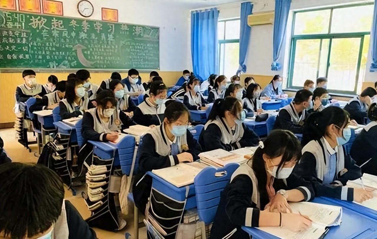 又是一起校园霸凌！高一学生只因跟同学拌了几句嘴，却被十几个人堵