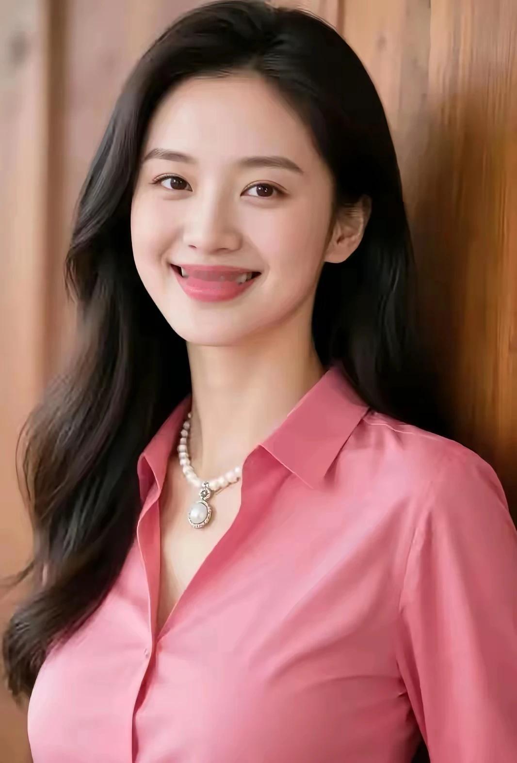 明眸皓齿风姿秀，面若桃花韵天成。