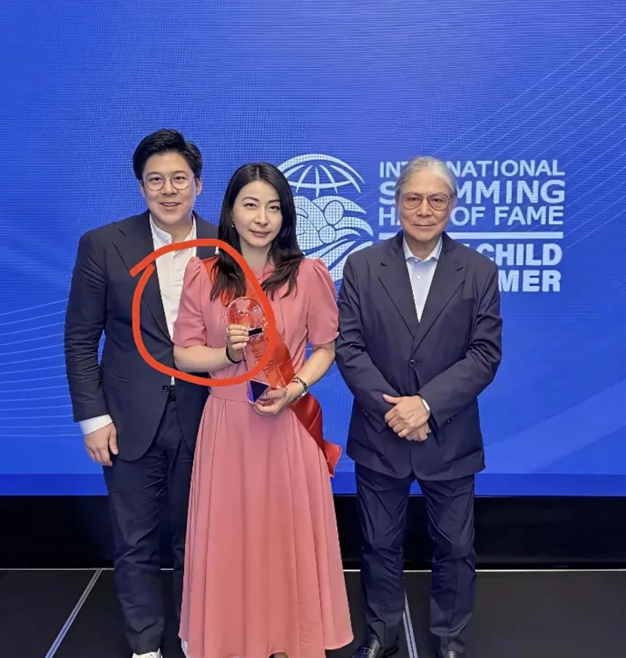 我不理解怎么还会有人说郭晶晶是下嫁，没有霍家的各方面帮助和人脉，她一个运动员退役