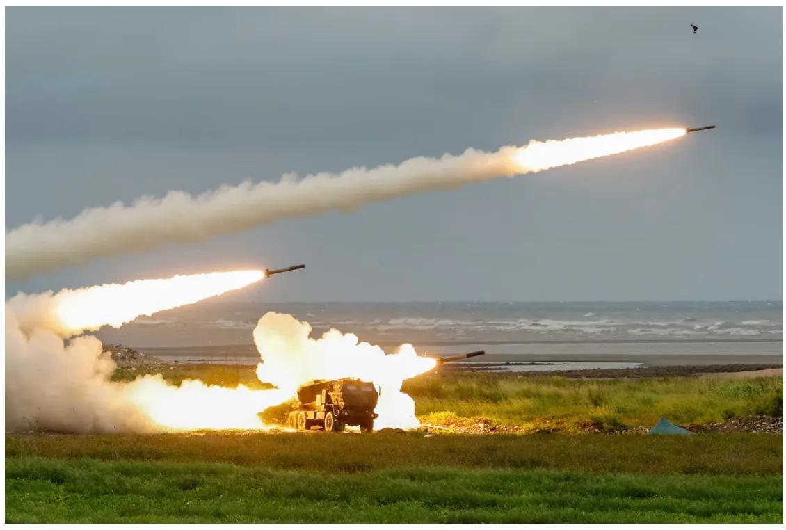 6月10日，台湾军方在台中甲南海滩实施“海马斯”（HIMARS，高机动性多管火箭