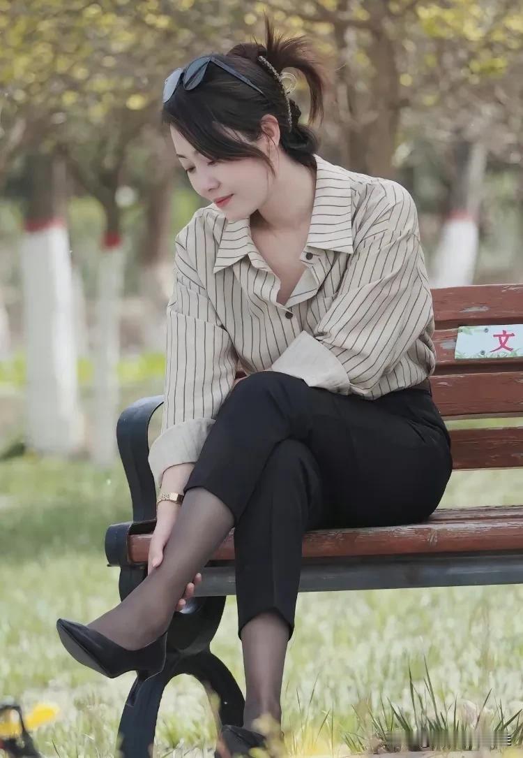 性感翘臀完美身材五一节处处堵，就在小公园休息一会也挺好