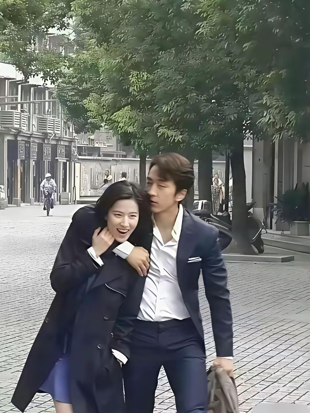 这是刘亦菲第一次公开男朋友。刘亦菲和男友浪漫牵手，刘亦菲花容月貌，笑得很灿烂，而