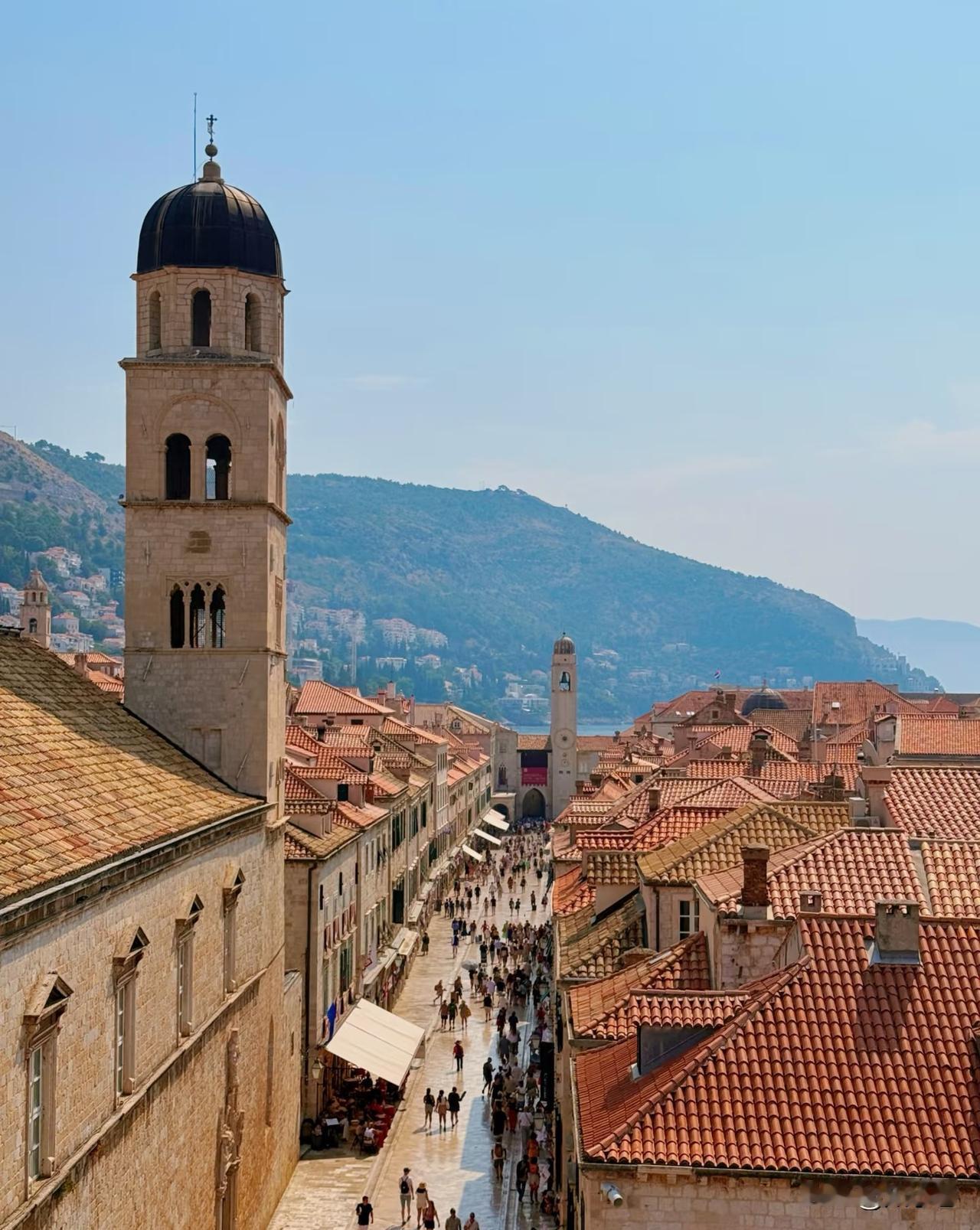 克罗地亚杜布罗夫尼克。原来你是这样一座“君临城”。整个城市只有三种颜色，海的蓝，