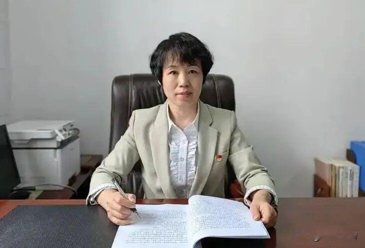 聊城五中校长被查！“育人者”咋成了“蛀虫嫌疑人”？前脚还被夸“以爱育爱”的