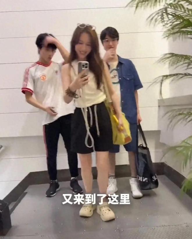 马景涛与吴佳尼离婚后，育有两个帅气儿子。近日，吴佳尼带两子上韩国旅游，分享旅行日