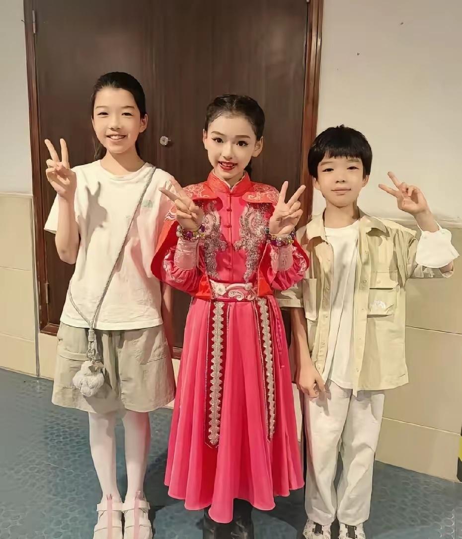 王栎鑫前妻，带两个孩子，看董璇女儿小酒窝表演！没想到小酒窝在星二代中，也非常受