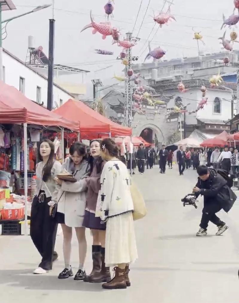 黄圣依程潇李嘉格云南买菜路透这是什么神仙画面，居然看到黄圣依程潇李嘉格陈梦四个人