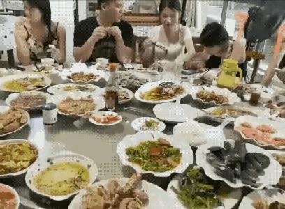 满桌子美味佳肴，我可以肯定的说，这哥们吃的啥他根本不知道什么味道，他的眼睛出卖了