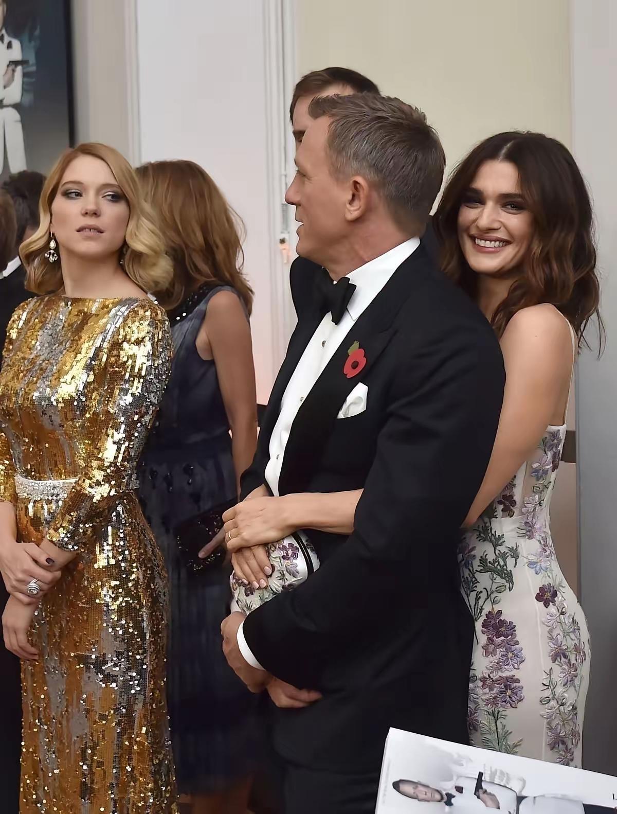 衣冠楚楚的男人被美女环抱，又含情脉脉的望着另一个女人放电。身体被美女拥抱，心灵放