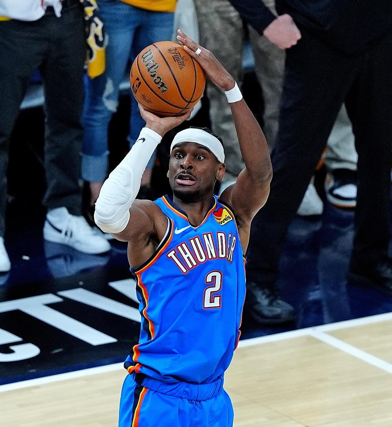 亚历山大的罚球方式广受诟病，除了造犯规就是造犯规！中投一般都是用手推开别人，如果