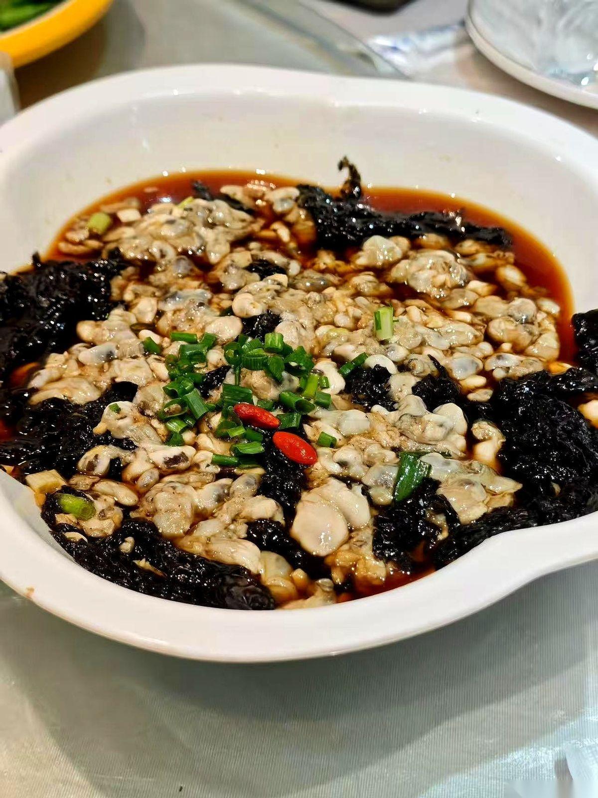 那个女孩起身时，椅子在瓷砖上发出刺耳的“咔”一声，紧接着，连声招呼都没打，转身就