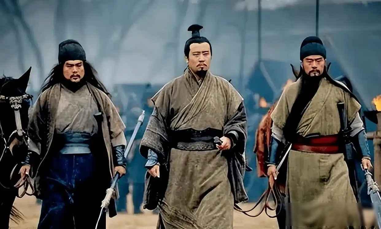公元223年，白帝城。刘备拉着诸葛亮的手，说了一句让所有人脊背发凉的话："如果我