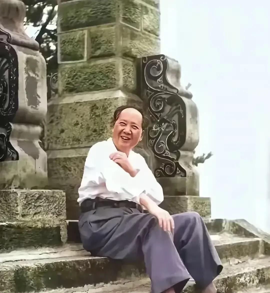 我非常喜欢主席的这张照片，慈眉善目、笑容满面，博览群书，满腹经纶，腹有诗书气自华