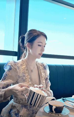 当你端着咖啡享受的时候，大大方方的气质真迷人！[点赞]
