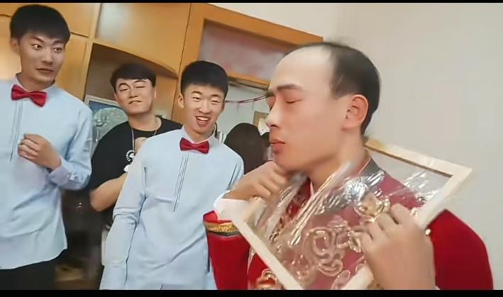 一新郎接亲一个失误差点退婚，新娘亲友团故意使坏要他头破塑料，虽然是非常的柔软可还