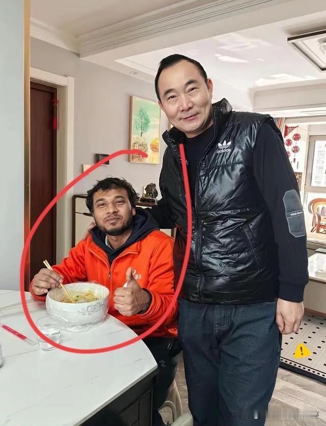 真别再给外国人加滤镜了！干活的就是干活的，不分国籍，凭啥老外一来就被当成贵宾伺候